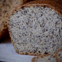 Bajo en carbohidratos y extra proteico: la receta del pan de lino que cobran fortuna en las dietéticas
