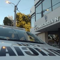 Desde un auto efectuaron diez disparos contra una compra-venta de autos de la comunidad gitana