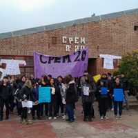 La comunidad educativa del CPEM 20 se manifestó por la falta de aulas