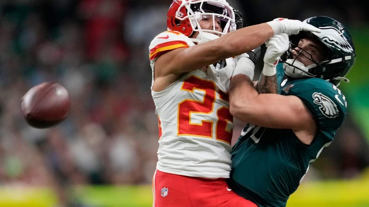 El esquinero de los Chiefs de Kansas City, Trent McDuffie (22), rompe un pase destinado al ala cerrada de los Eagles de Filadelfia, Dallas Goedert, durante la primera mitad del Super Bowl 59 de la NFL, el domingo 9 de febrero de 2025, en Nueva Orleans