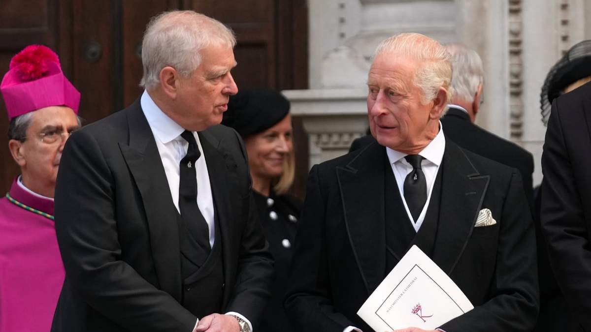 El entonces príncipe Andrés de Inglaterra (izquierda) y el rey Carlos III, salen de la catedral de Westminster tras el funeral de la duquesa de Kent, en Londres, el 16 de septiembre de 2025