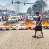Taxistas bloquean la entrada de Acapulco con ataúdes; exigen detener asesinatos en su contra