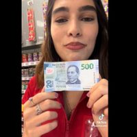 Estafan a cajera de Oxxo con billete falso de “520 pesos” (Video)