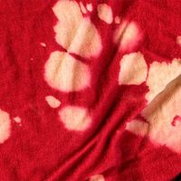 Con 2 ingredientes: el truco que nadie te dijo para quitar las manchas de cloro de la ropa