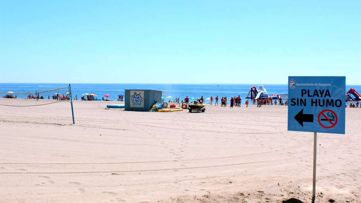 Señalización de una playa libre de humo en Barcelona. Fuente: (Twitter)