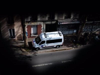 Un hombre arroja a sus hijos de 2 y 5 años desde un quinto piso y luego se suicida