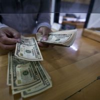 Liga el peso quinto día de recuperación; cierra en 18.60 por dólar