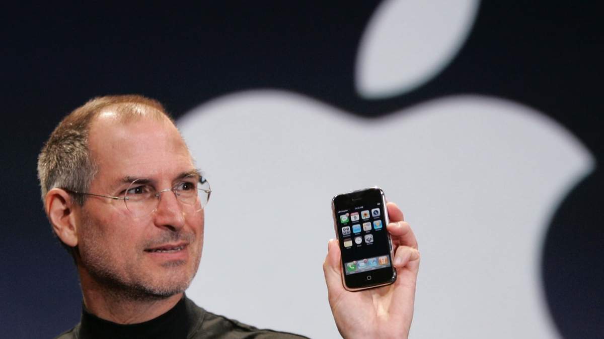 Steve Jobs muestra un iPhone en la MacWorld Conference, el 9 de enero de 2007, en San Francisco