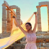 Expulsan a la cantante Karla Díaz y a su esposo del Templo de Poseidón en Grecia por violar reglas