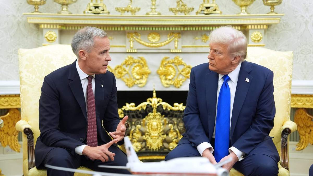 El primer ministro canadiense Mark Carney con el presidente estadounidense Donald Trump en la Oficina Oval