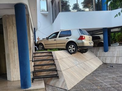 Pocos reflejos y mucho alcohol: casi se mete con el auto en la comisaría Primera