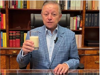 “No hay misterio”, Arturo Zaldívar aclara qué toma durante las sesiones de la SCJN