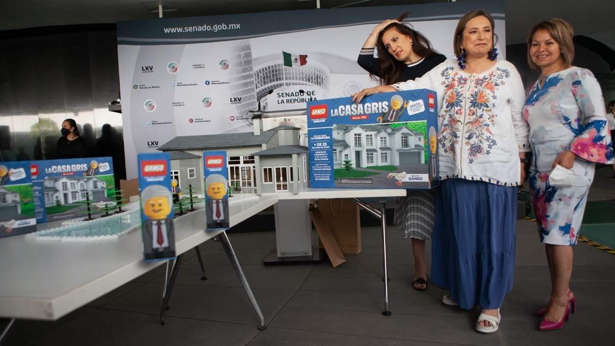 La senadora Xóchitl Gálvez posa al lado de la versión Lego de la "Casa Gris"