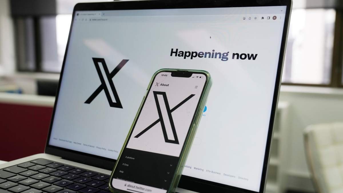La página de inicio de la red social X en una laptop y un teléfono, el 16 de octubre de 2023, en Sydney
