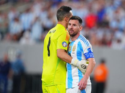 Es oficial: Claudio Bravo anunció su retiro del fútbol