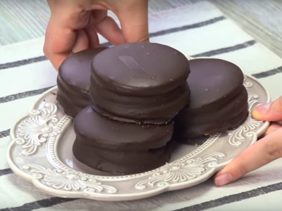 Ni se te ocurra gastar en el kiosco: probá este alfajor inspirado en la galleta Opera que es una bomba de sabor