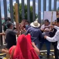 Manifestantes insultan, golpean y retienen a periodistas de Oaxaca (Video)