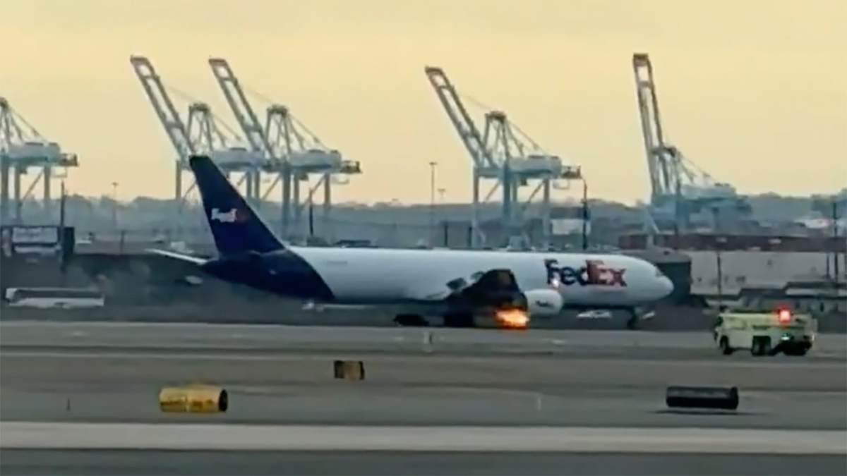 El avión de FedEx durante su aterrizaje de emergencia