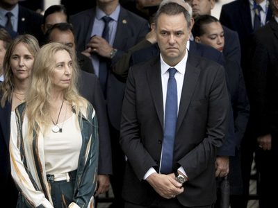 Citaron a declarar a las cuatro mujeres que le prestaron dólares a Manuel Adorni