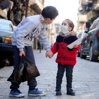Los niños pequeños portan hasta 100 veces más carga viral de coronavirus que los adultos