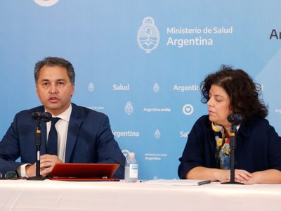 Lo viste todo el tiempo, pero no sabías que habría sido la persona encargada de vacunar a Duhalde