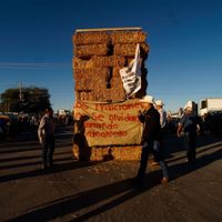 Estiman pérdidas de 100 millones de pesos diarios por bloqueo en garita Mexicali-Calexico