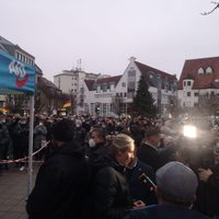 Un hombre hizo el saludo fascista en una protesta en Alemania; pagará multa de 2 mil 100 euros