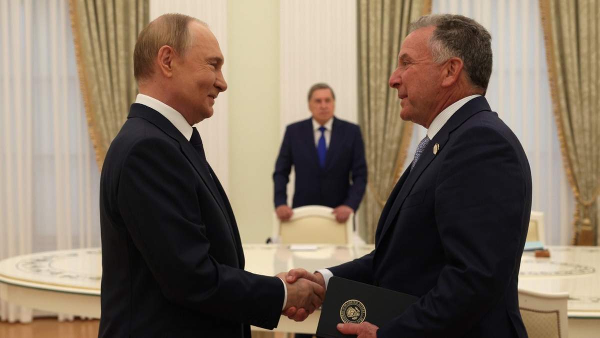 El presidente ruso, Vladimir Putin (i), junto al enviado especial del presidente de Estados Unidos Donald Trump, Steve Witkoff, en el Kremlin