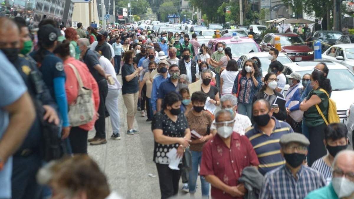 Este martes hubo una gran concentración de personas adultas mayores que esperaban recibir la segunda dosis de su vacuna contra el covid-19