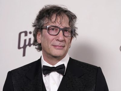 Una mujer demanda al autor de ciencia ficción Neil Gaiman por agresón sexual