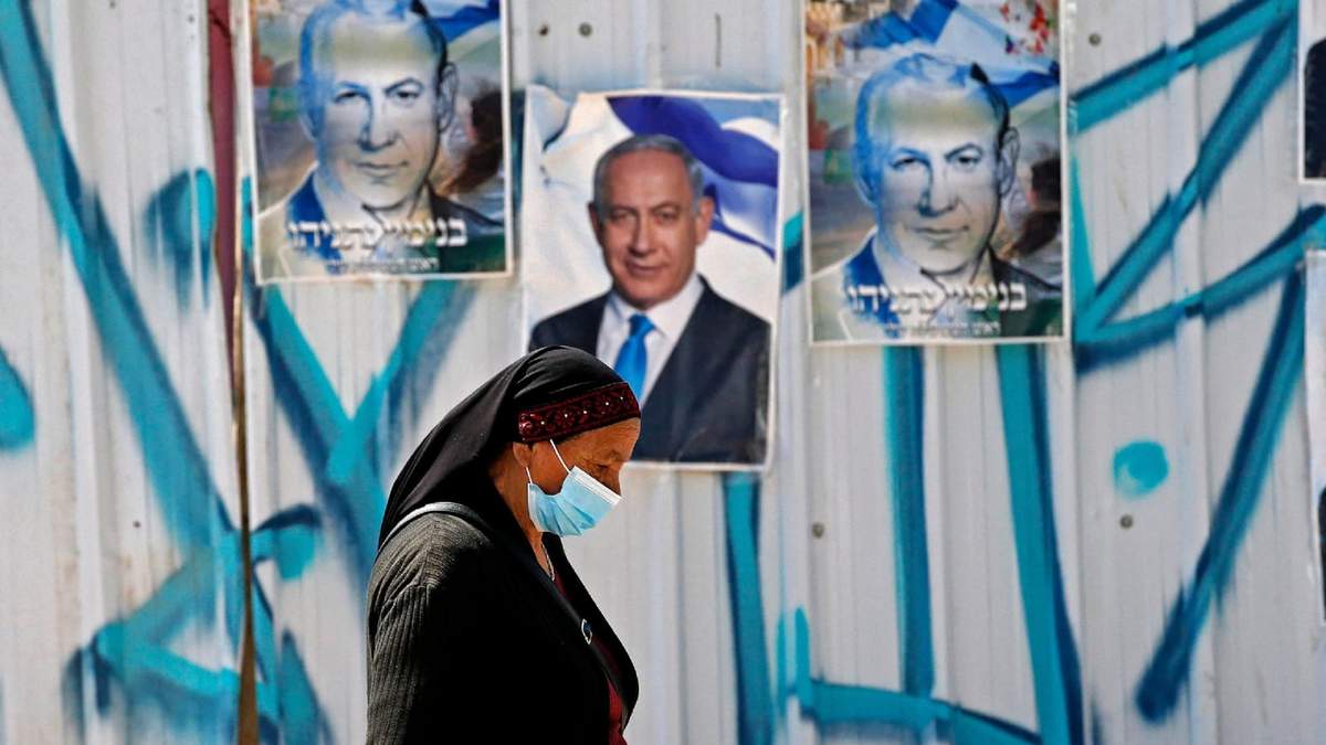 Una mujer camina por las calles de Tel Aviv, capital de Israel. Fuente: (Twitter)