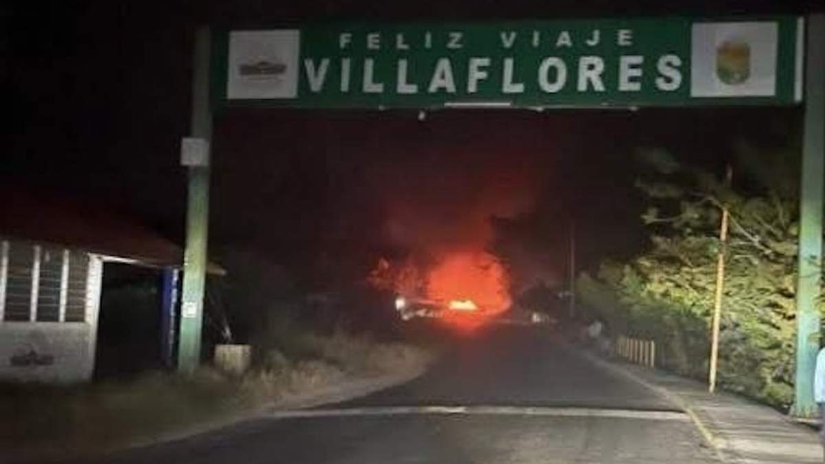 Uno de los vehìculos incendiados