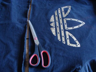Sin coser y en pocos minutos: no tires tu vieja remera y convertila en este práctico bolso