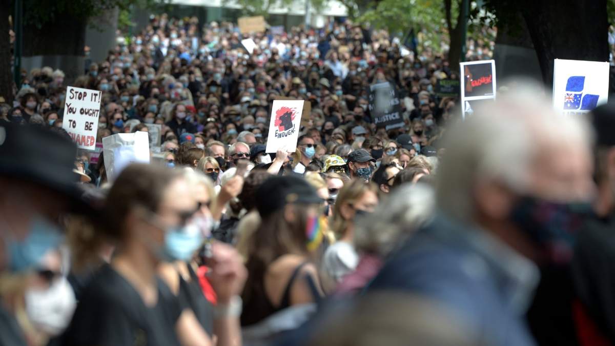 Cientos de personas se movilizan en Australia. Fuente: (Twitter)