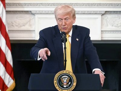 Trump discute con la gobernadora de Maine sobre los atletas transgénero
