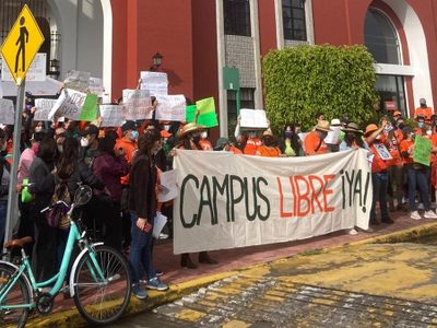 Estudiantes de la UDLAP exigen liberación de instalaciones; "campus libre ya"