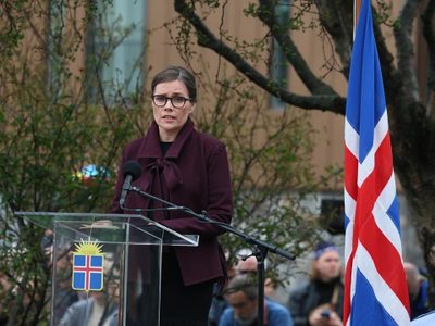 Mujeres de Islandia hacen huelga para exigir igualdad salarial