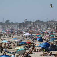 ¡No les importó nada! Miles de personas rebalsaron las playas de California a pesar del coronavirus