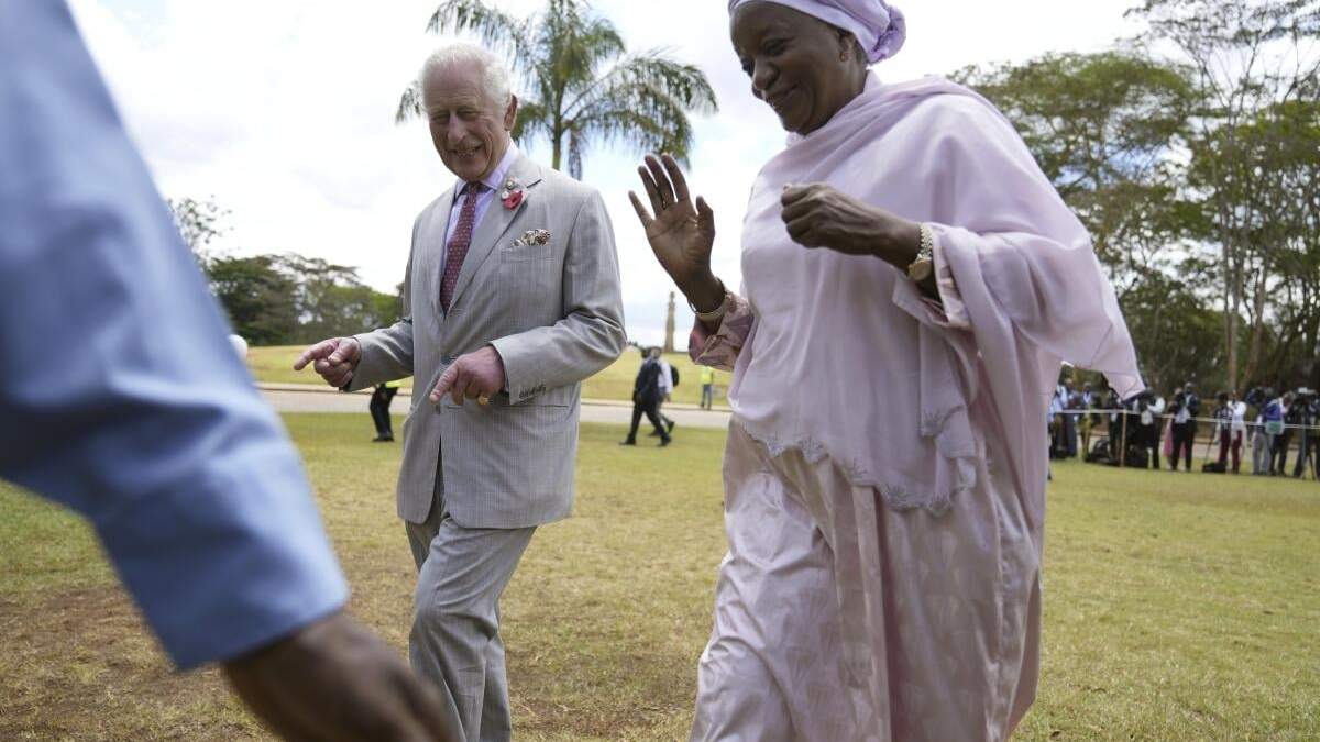 El rey Carlos III, a la izquierda, habla con la subsecretaria general de Naciones Unidas, Zainab Hawa Bangura, durante una visita a la Oficina de Naciones Unidas en Nairobi, Kenia