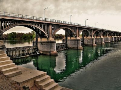 Desaparece arrastrado por el agua un joven que pescaba en el Dique Ballester