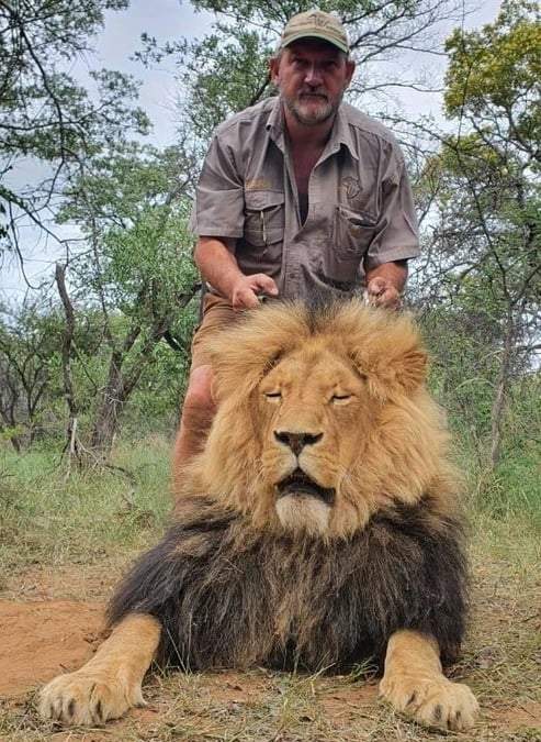 El cazador Riaan Naude