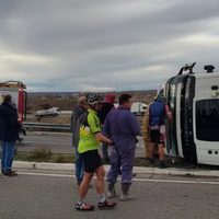 Volcó un camión mientras intentaba ingresar a la Autovía Norte