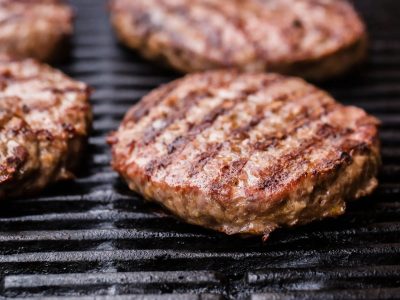 Ideal para cena con amigos: nueva versión de hamburguesas caseras reemplazando el pan por algo más rico