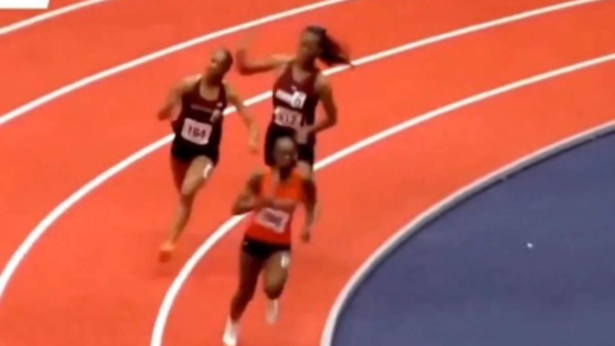 Atleta golpea a otra competidora con un bastón durante una carrera, en preparatoria de EU