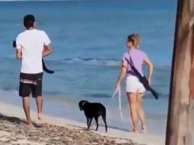 Mujer extranjera pasea con un rifle en playa de Yucatán y provoca temor a vacacionistas