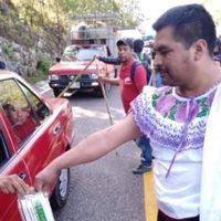 Vestido de mujer, alcalde de Huixtán 'botea” en carretera bloqueada por indígenas