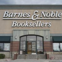 Leonard Riggio, quien forjó un imperio de venta de libros con Barnes & Noble, muere a los 83 años