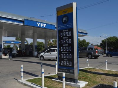 YPF llevó tranquilidad: descartan aumentos inmediatos en los combustibles pese al conflicto en Medio Oriente