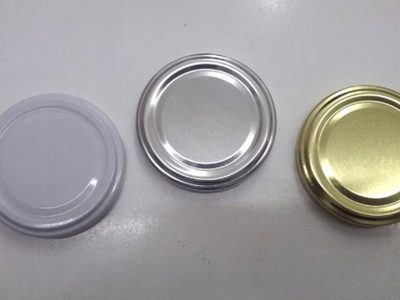 Con esas tapas de mermeladas que pensabas tirar, creá este pequeño velador para poner en tu mesa de luz
