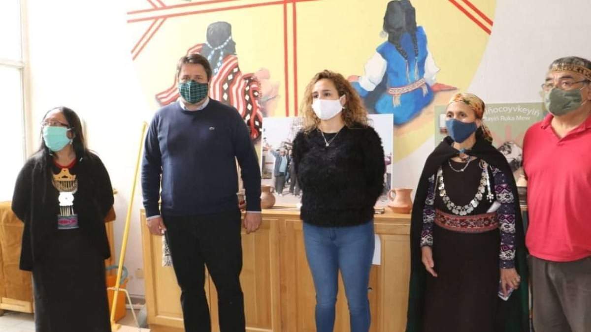 El intendente Gaido junto a representantes mapuches. Fuente: (Municipalidad de Neuquén capital)